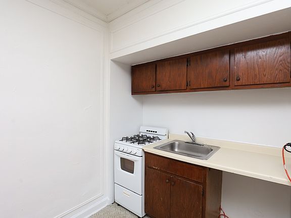 2nd image of 4060 N Kenmore Ave Unit 13