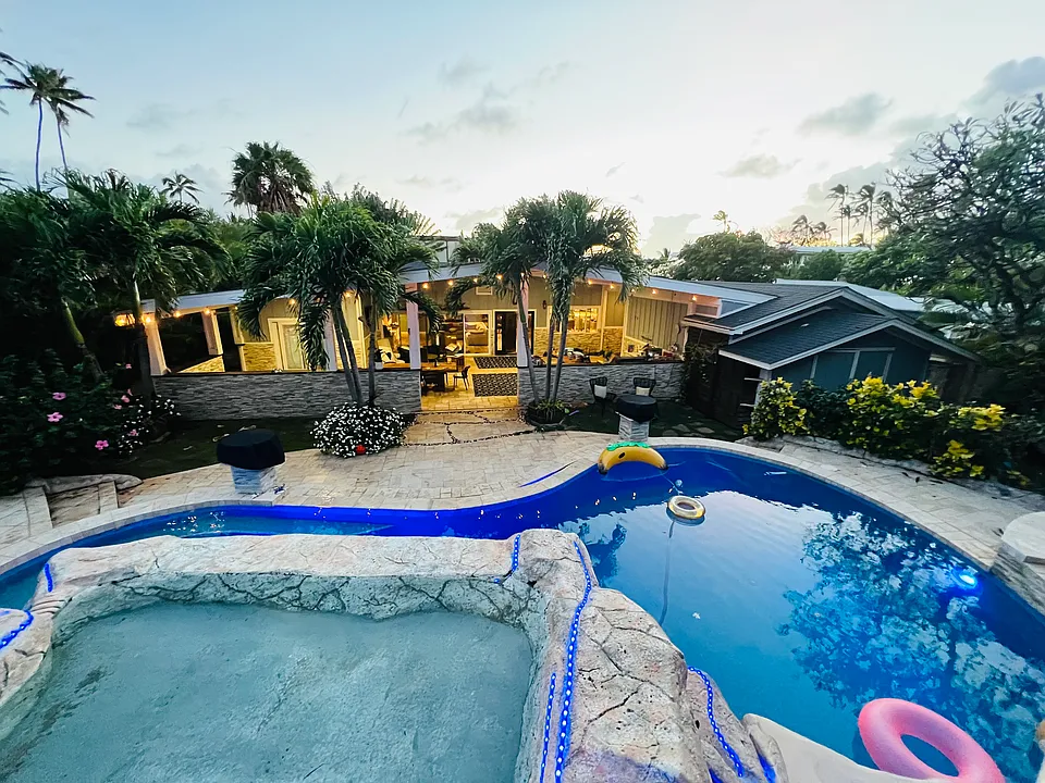 211 Portlock Rd
