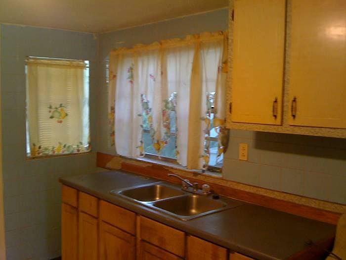 1st image of 827 Center Ave APT 1