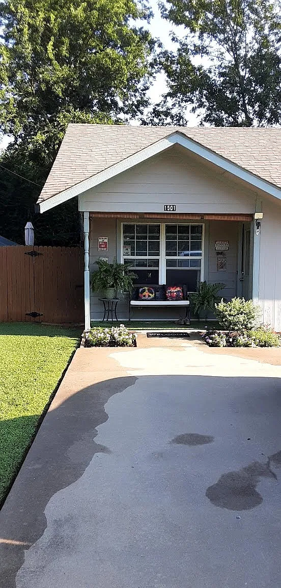 1501 E Thomas St — Photo 1