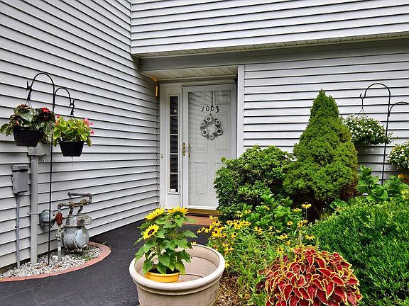 2nd image of 1003 Sara Cir