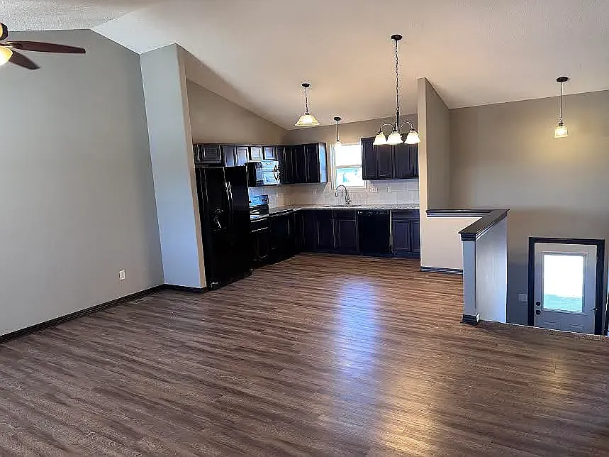 4 bed, 2100 sqft, $1,795 — Photo 4