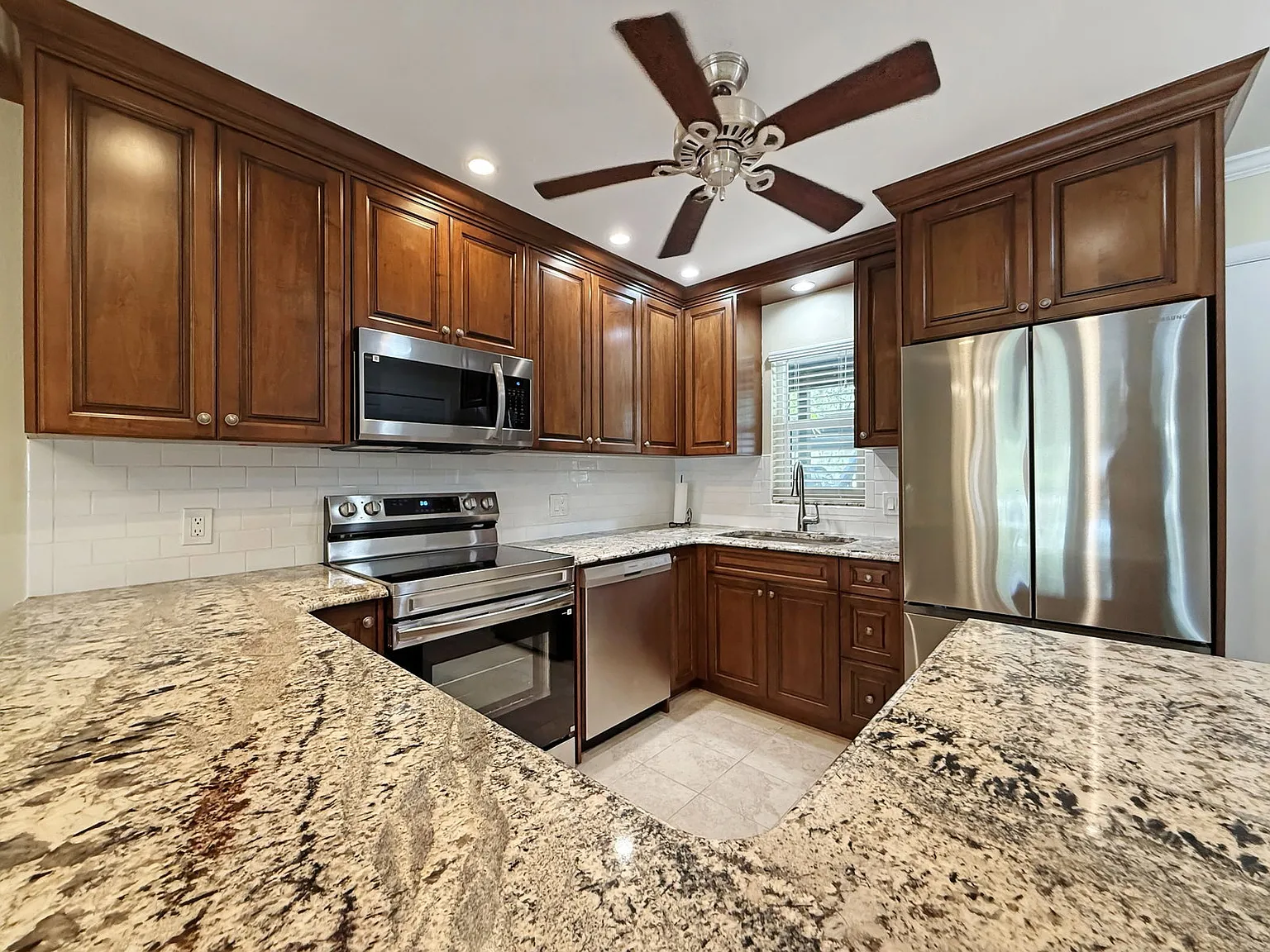 2 bed, 2.0 bath, 1066 sqft, $1,690 — Photo 3