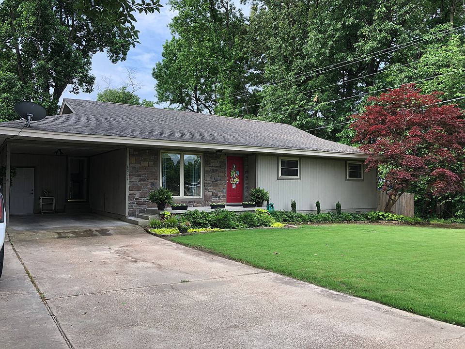 Large front yard, corner lot