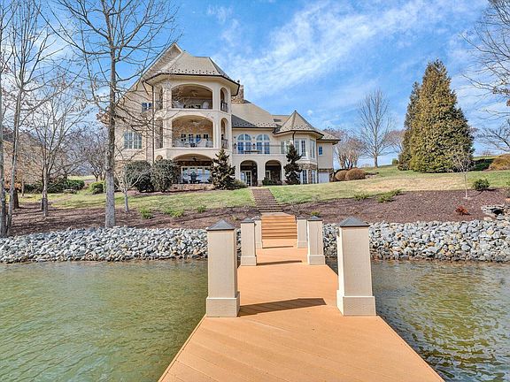 2nd image of 300 E Pointe Dr