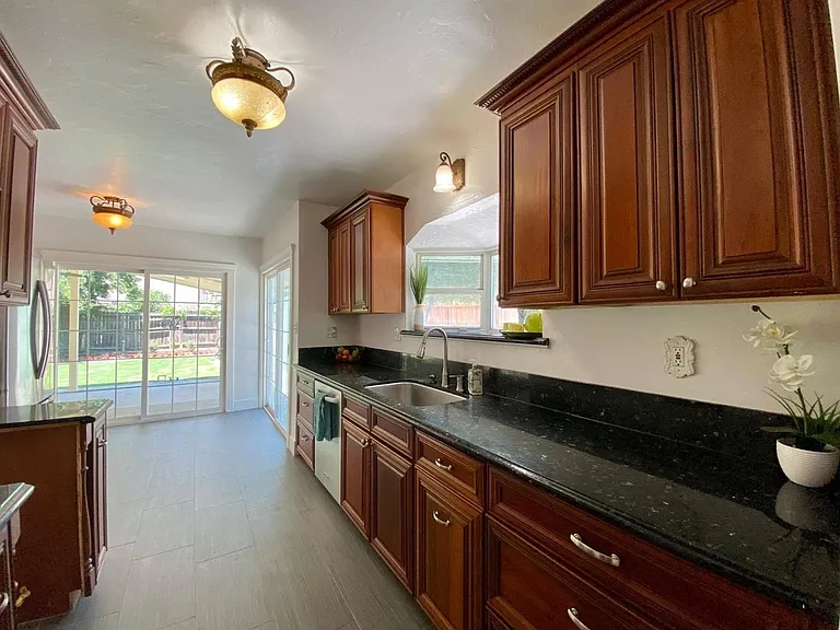 935 E Clinton Ave — Photo 11
