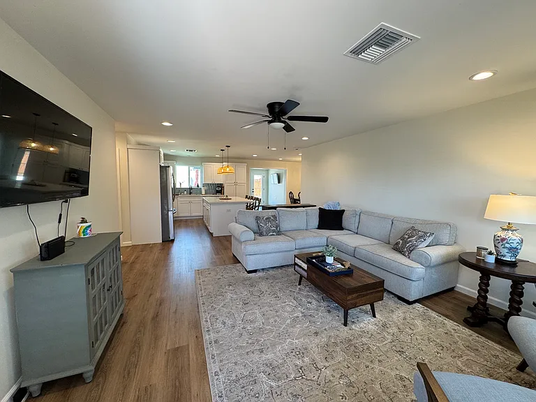 1008 W 10th Pl — Photo 8