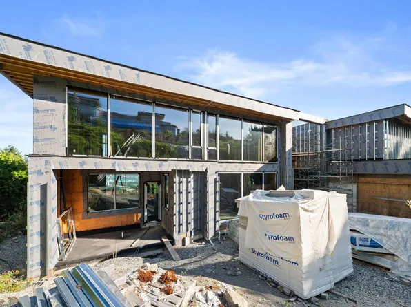 1424 Sandhurst Pl, West Vancouver, BC V7S 2P3