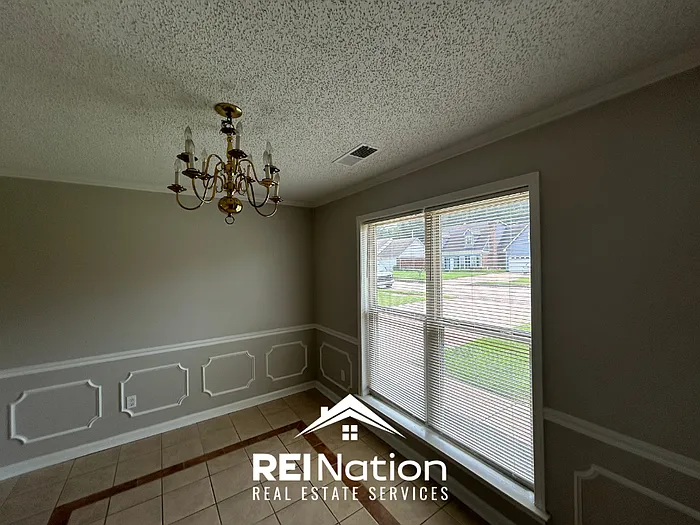 4 bed, 2.0 bath, 1600 sqft, $1,895 — Photo 2