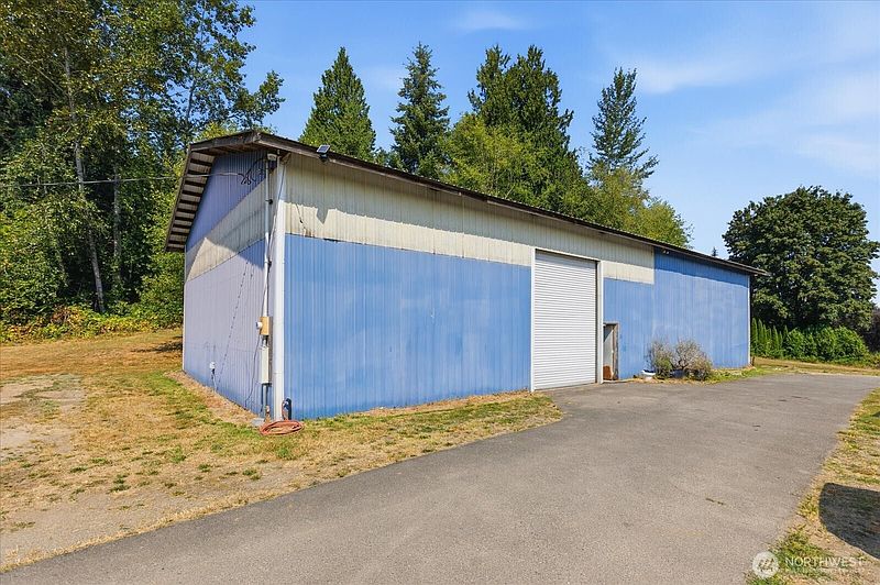 3rd image of 407 Lakewood Road