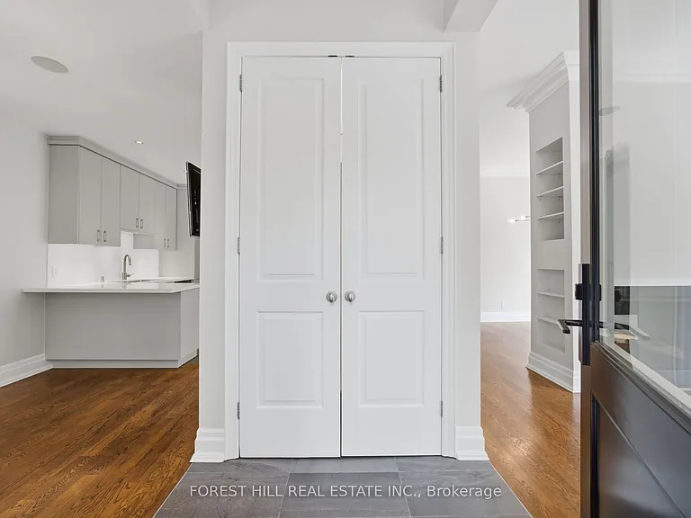 52 Shaftesbury Ave — Photo 6