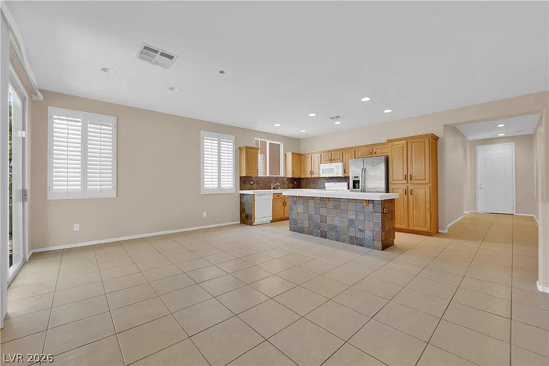 3 bed, 2.0 bath, 1638 sqft, $2,300 — Photo 4