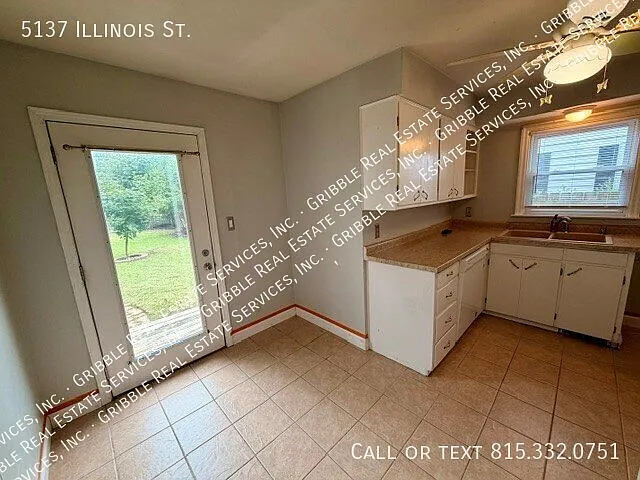 3 Bedroom 2 story home with beautiful hardwood floors — Photo 3