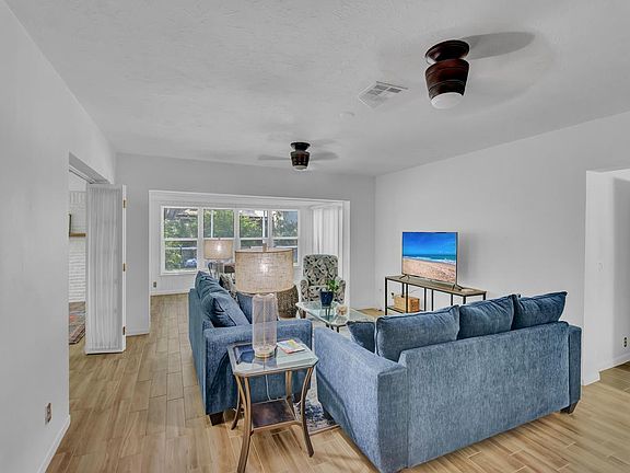 5th image of 812 Flamevine Ln
