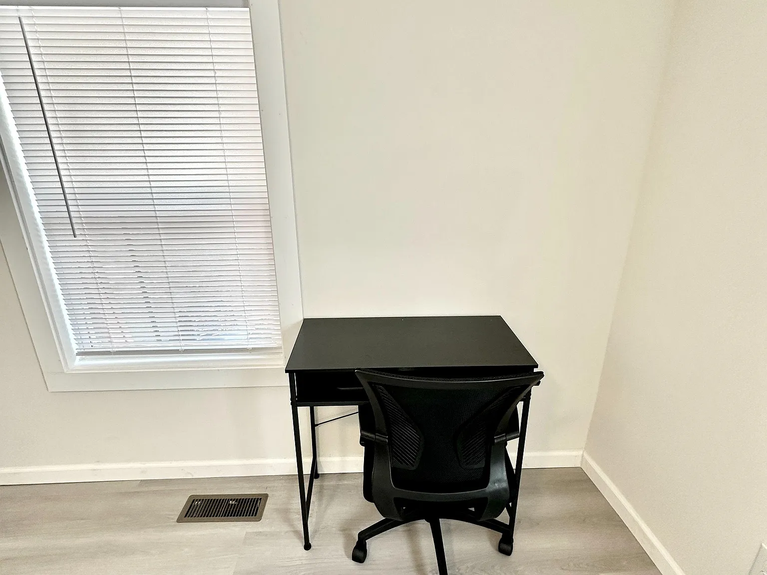 4 bed, 2.0 bath, 2700 sqft, $910 — Photo 3