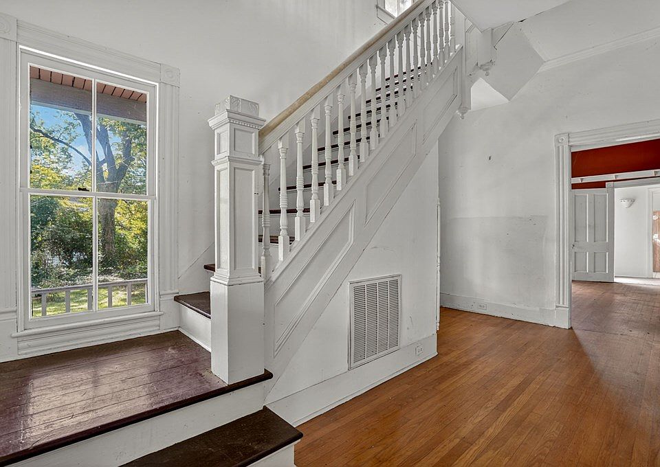 16th image of 11 Parker St