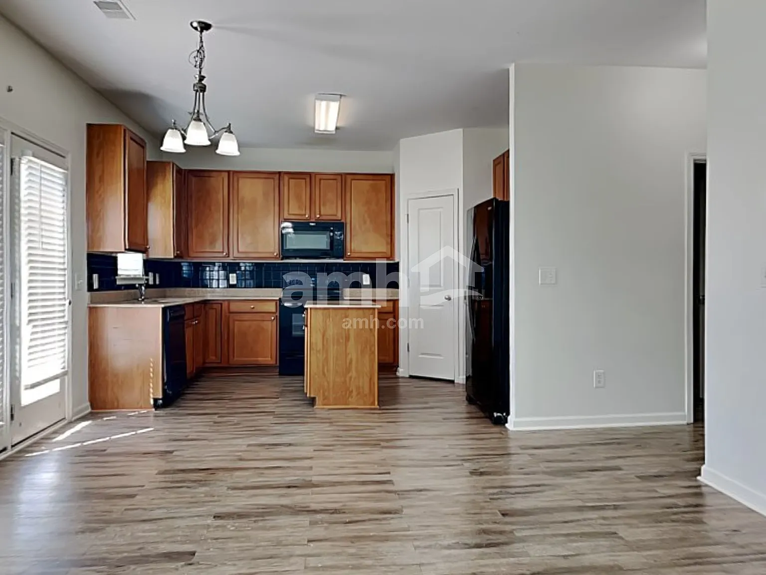4 bed, 2.5 bath, 2200 sqft, $2,570 — Photo 3