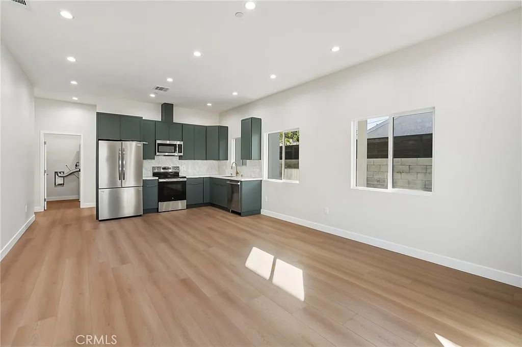3 bed, 1200 sqft, $3,500 — Photo 4