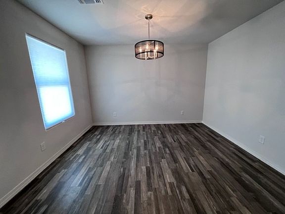 4th image of 567 Holly St