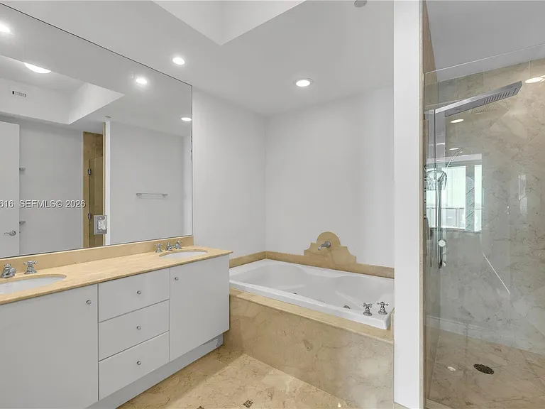 100 S Pointe Dr #1608 — Photo 24