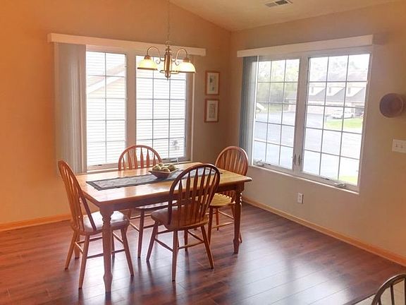 3rd image of 636 Queens Ct