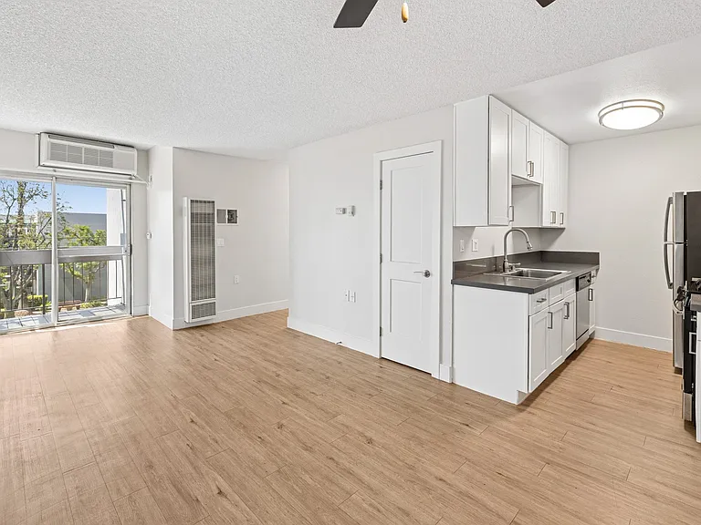 Oak Park Apartments — Photo 6
