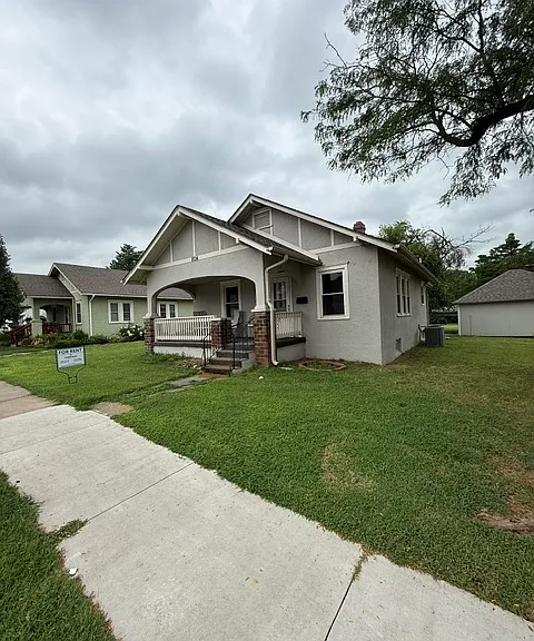 804 W 6th St — Photo 5