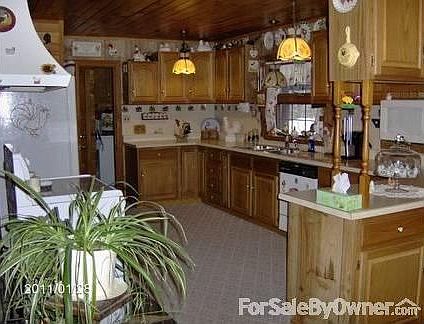 Kitchen : Spacious and open. Lots of counter space and cabinets.