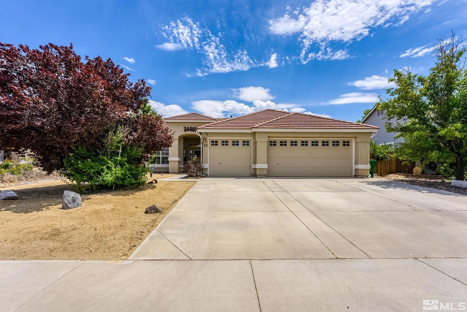 350 Hidden Oaks Dr photo 1