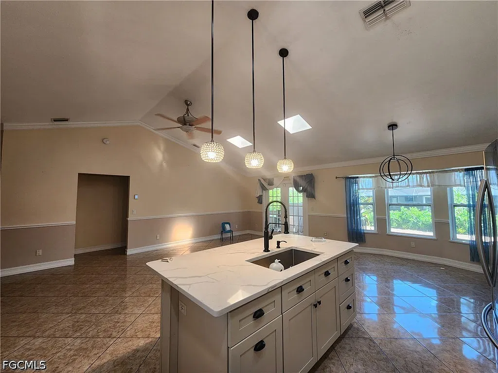 3 bed, 2.0 bath, 1221 sqft, $3,000 — Photo 3