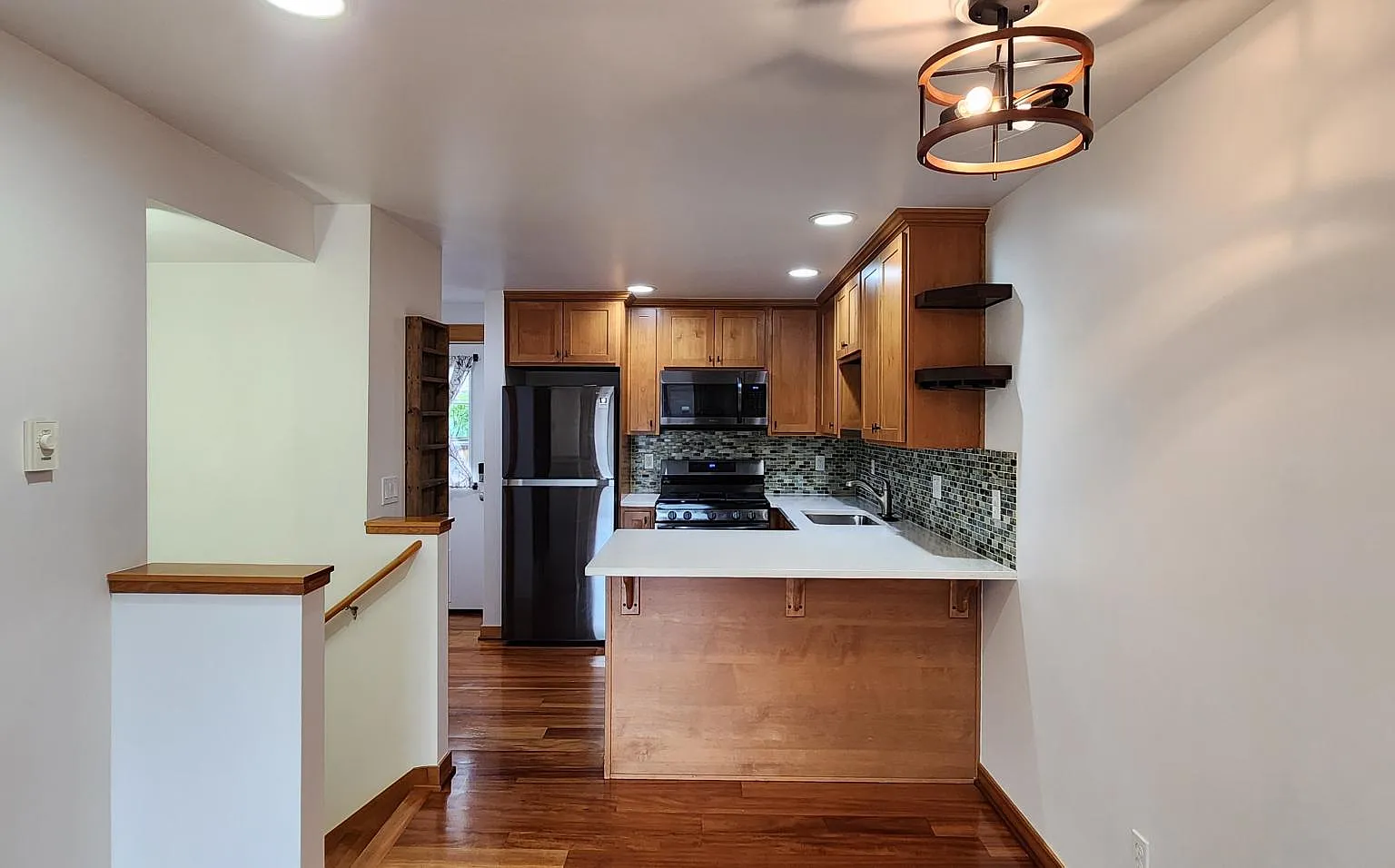 3 bed, 1100 sqft, $2,690 — Photo 2