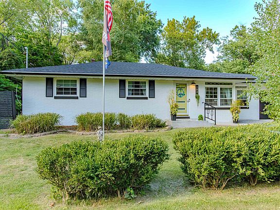 4th image of 303 E Lyndale Rd