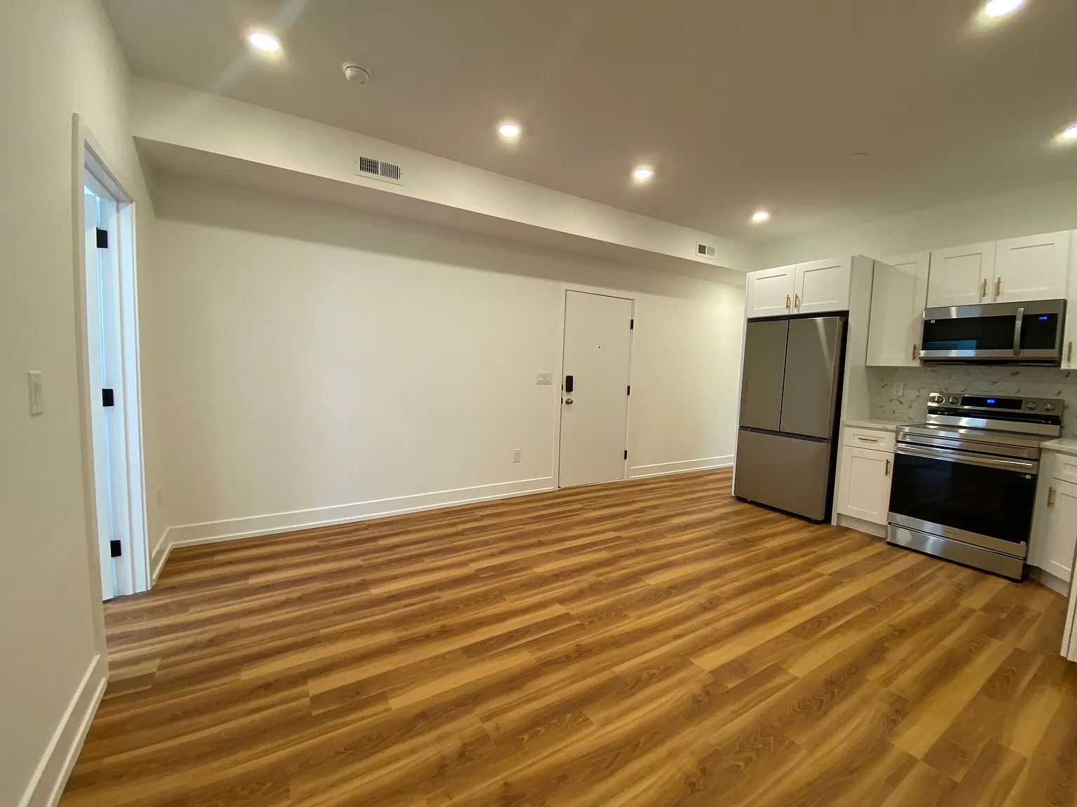 3 bed, 950 sqft, $2,000 — Photo 4