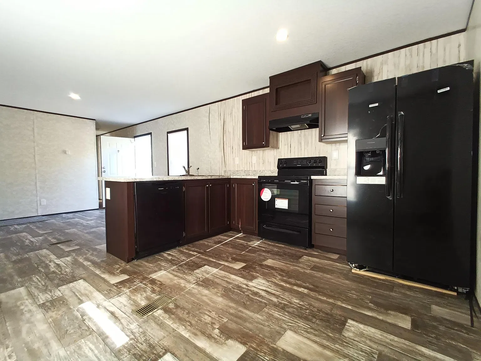 467 Logan Ave — Photo 1