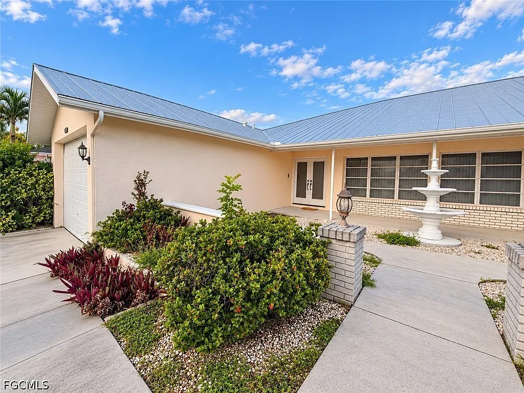 3 bed, 2.0 bath, 1956 sqft, $2,000 — Photo 2