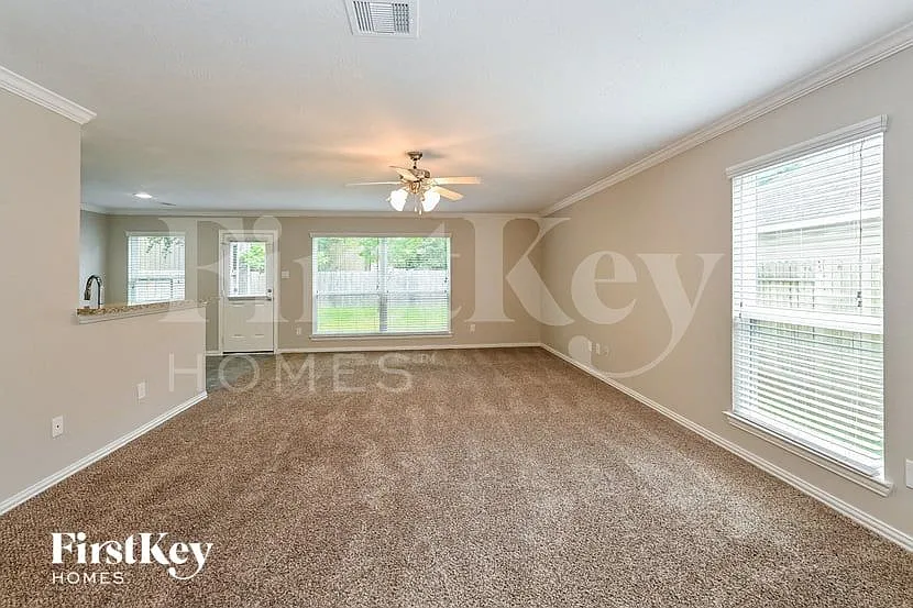 3 bed, 2.5 bath, 2148 sqft, $2,065 — Photo 2