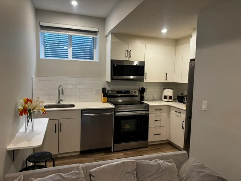 2 bed, 1.0 bath, $1,100 — Photo 2