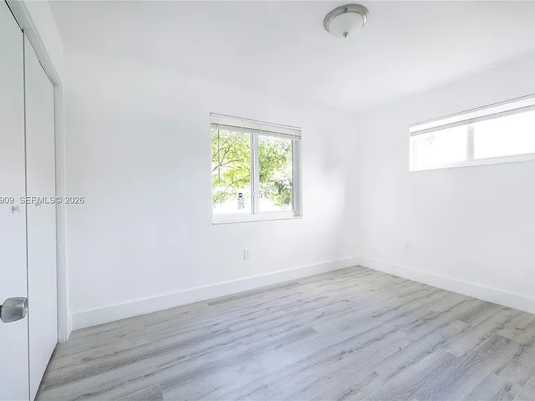 1091 SW 4th St #1 — Photo 9