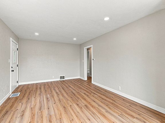 5th image of 1216 Longfellow Ave