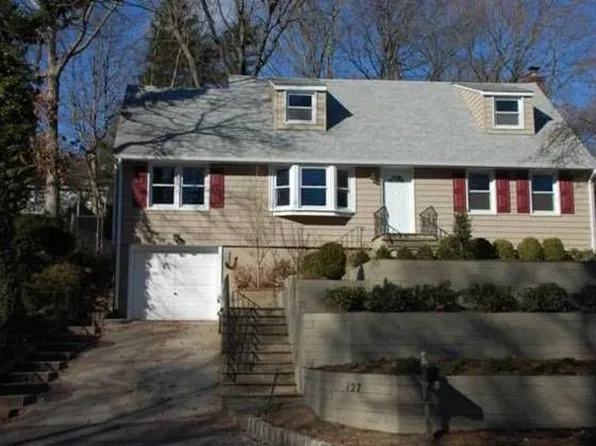 127 W Rogues Path, Huntington, NY 11743