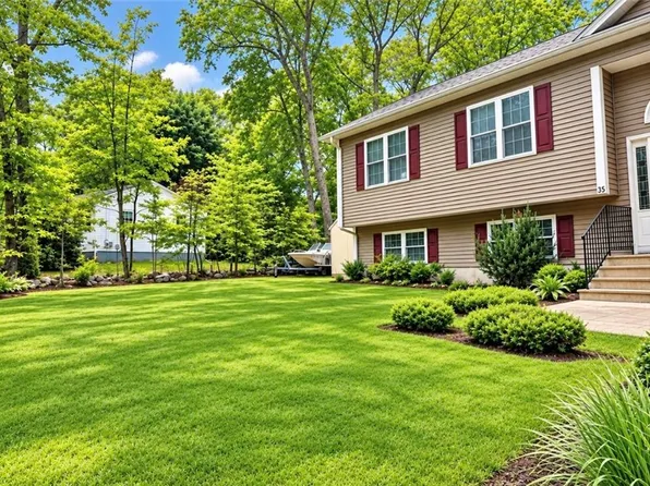 35 Doe Crossing Dr, Pascoag, RI 02859