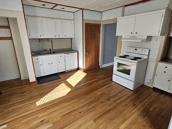 2nd image of 182 River St #182