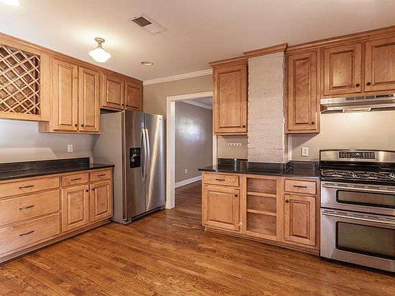2nd image of 525 Eastbourne Pl