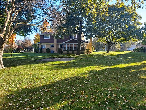 5th image of 540 Lexington Ct