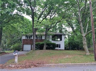 381 Hubbs Ave, Hauppauge, NY 11788