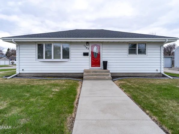 1103 Hammerling Ave, Grand Forks, ND 58201
