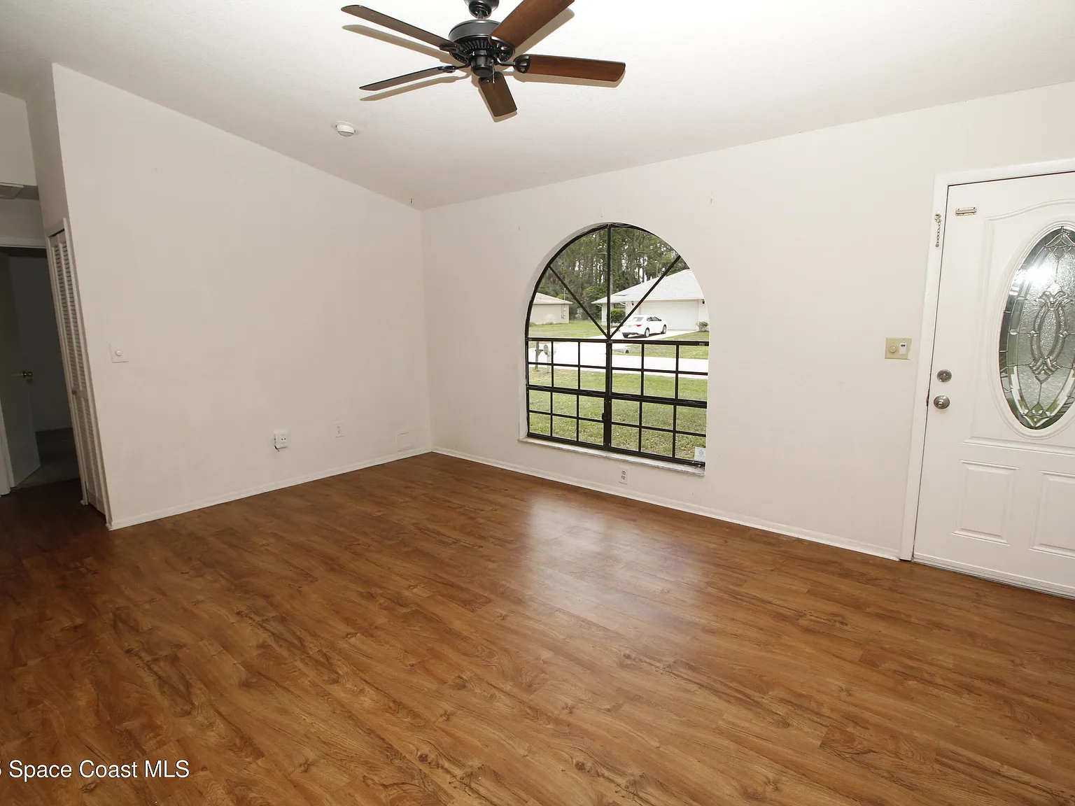 3 bed, 2.0 bath, 1068 sqft, $2,200 — Photo 2