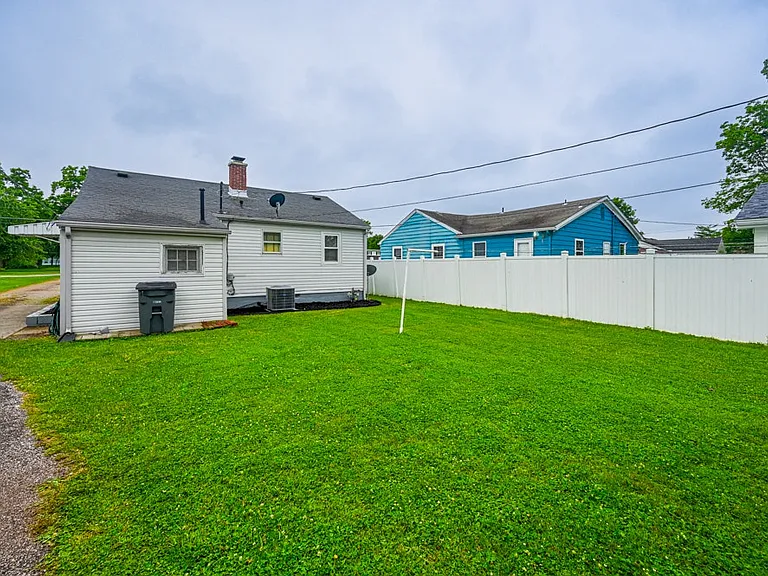 2232 E Riverside Dr — Photo 19