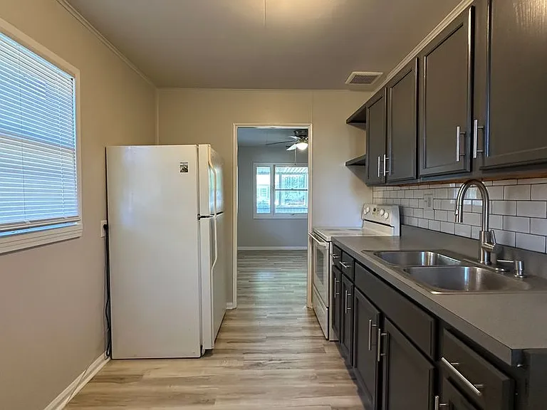 2101 S Pershing Dr — Photo 6