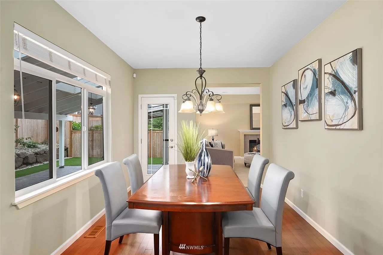 5 bed, 2.5 bath, 2314 sqft, $4,650 — Photo 4